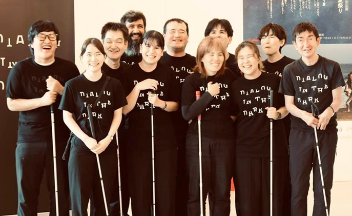 アテンド(暗闇を案内する視覚障害者)