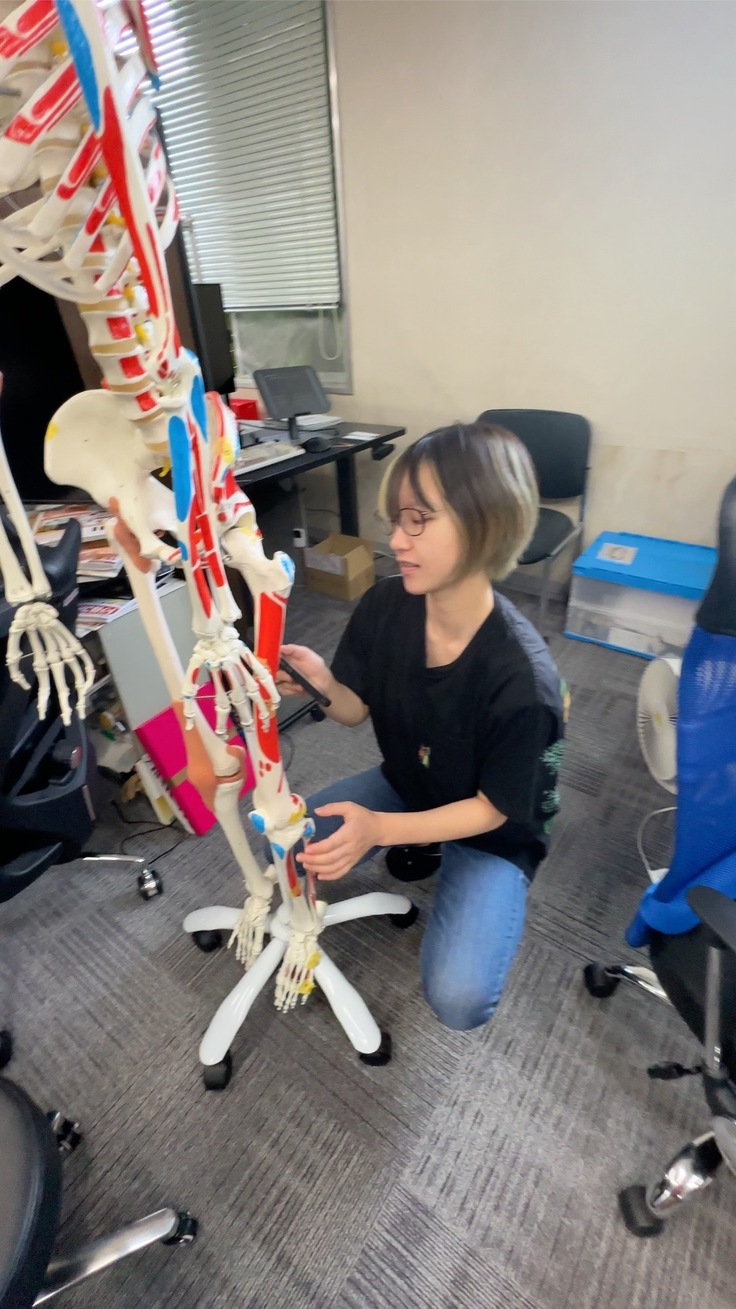 人体模型のサムくんにラベルをつけるパルパル