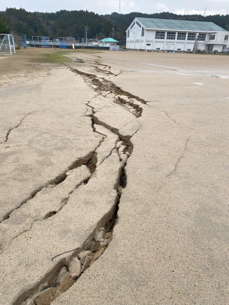 グラウンドはレフト方向に長い亀裂が