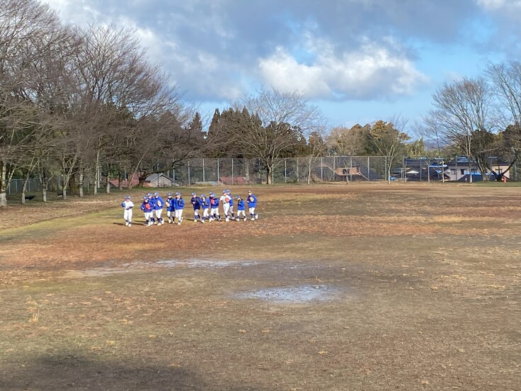 近くの公園の空き地で練習