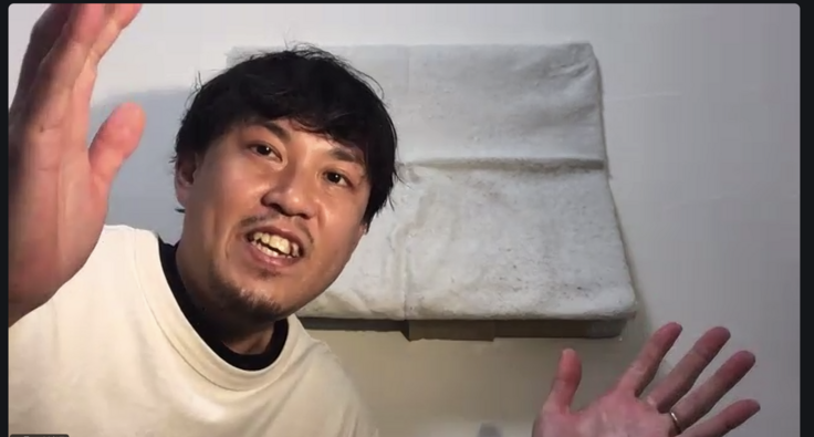 ことばすくすくライブ実施中の講師の写真