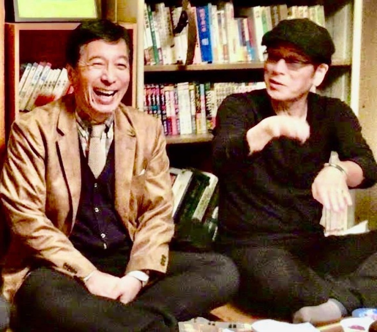 港座の建物の中にある「漣の間」で談笑する大杉漣氏とシネマパーソナリティ・荒井幸博氏