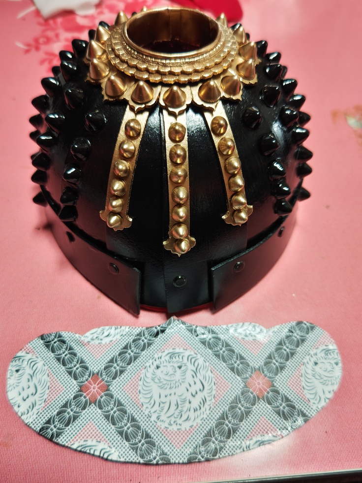 塗装して本留めし眉庇に絵韋（えがわ）を貼る