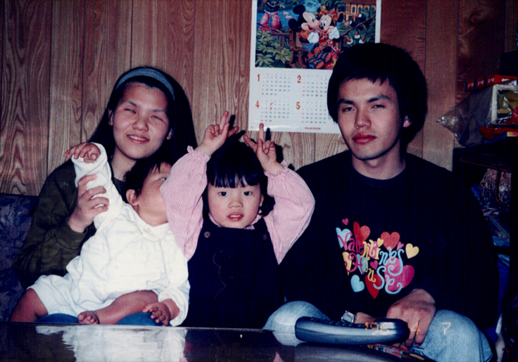 ４歳。家族写真。両親と３つ下の弟。