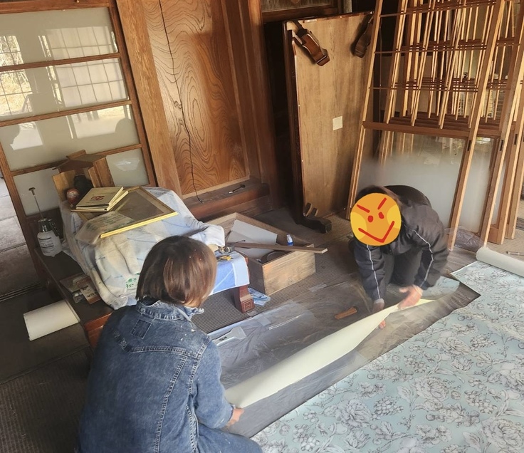 壁紙貼りを自分たちで