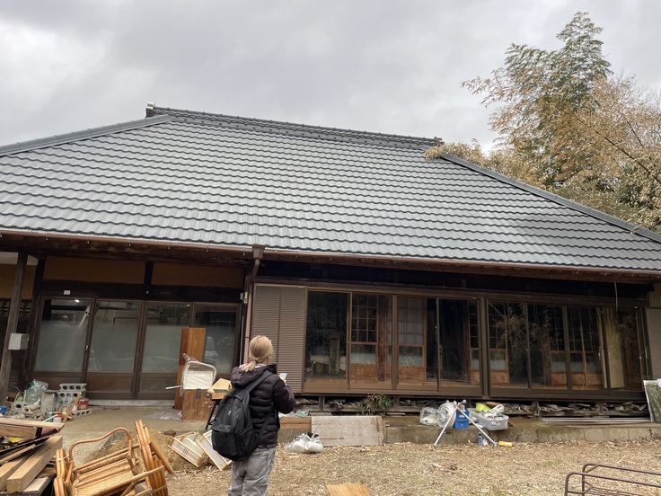 改装途中の古民家の外観