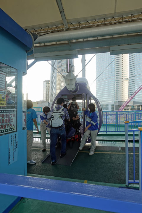 福島の宿泊プログラム参加者がみなとみらいの大観覧車に乗り込む様子