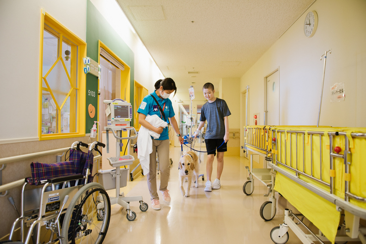 歩調を合わせて共に歩くことで、リハビリも応援します