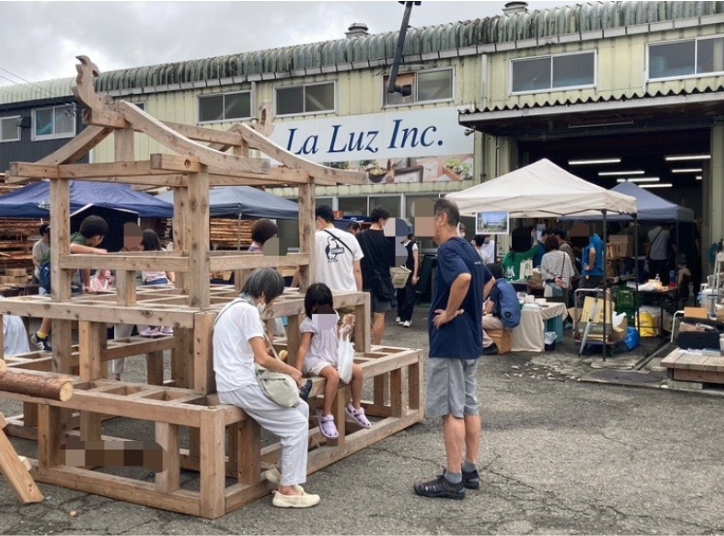普段は静かな本社工場に、多くの木製品ファンが集まるフェスティバル