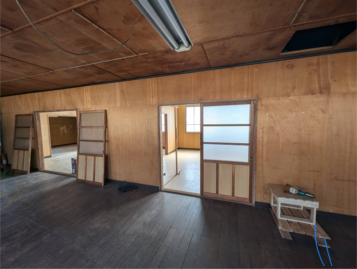 広い倉庫の一部が間仕切られ個室になっています