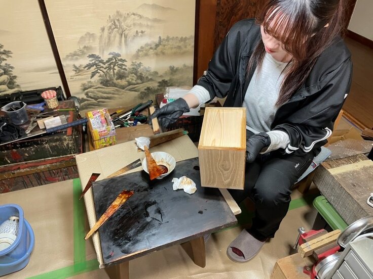 人, テーブル, 男, 座る が含まれている画像AI によって生成されたコンテンツは間違っている可能性があります。