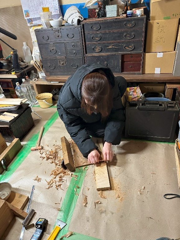 人, 屋内, 座る, テーブル が含まれている画像AI によって生成されたコンテンツは間違っている可能性があります。