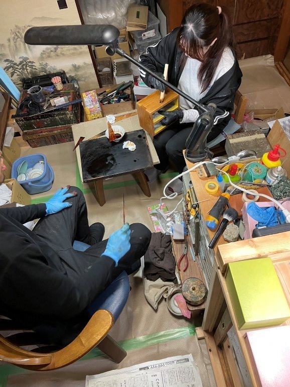 散らかった部屋にいる人AI によって生成されたコンテンツは間違っている可能性があります。