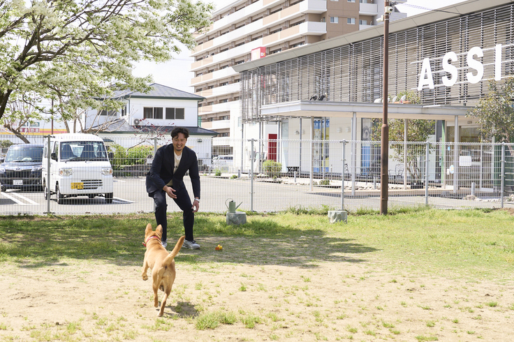 広々としたドッグランは犬もテンションアップ!とても楽しそうに遊んでいました。日陰もあって安心です。