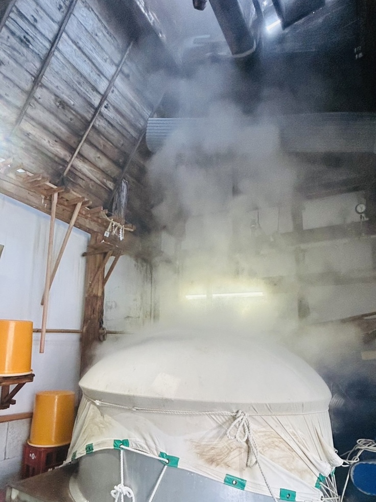 当期最後のお米を蒸す甑(こしき)