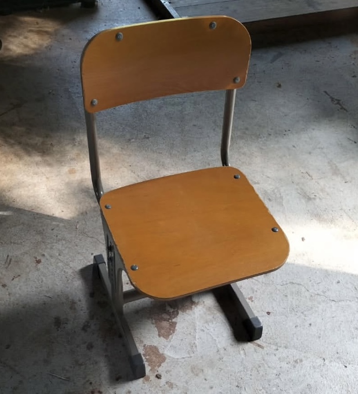既存の学校の椅子