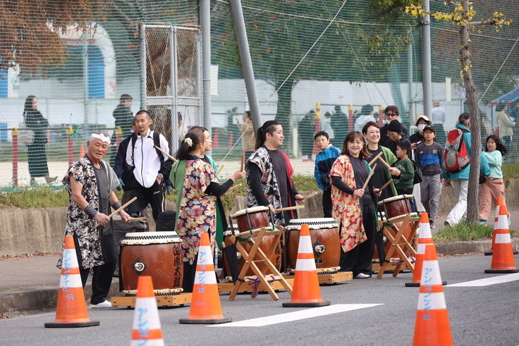 太鼓演奏でランナーを応援