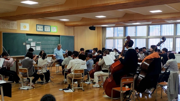 本番一週間前、週末の二日間柳町中学校のいつもの音楽室でマエストロによる集中練習がありました。