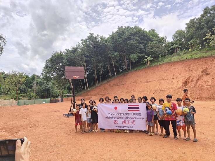 運動場の遊具も贈呈いたしました