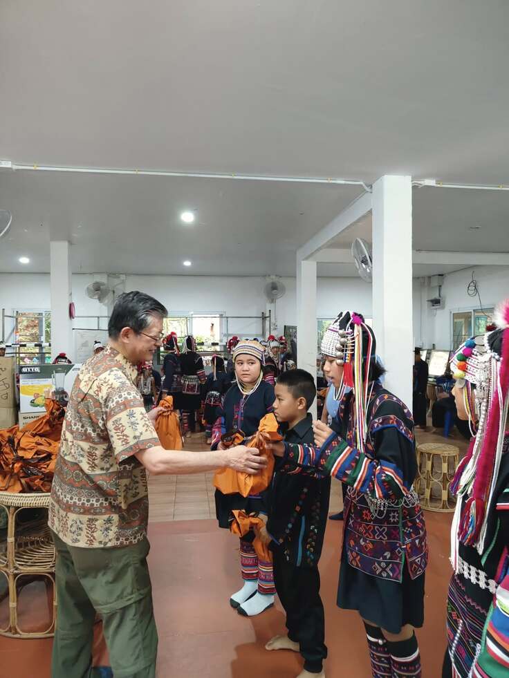 子供達へのお土産(靴下、チョコレート、カステラ巻)