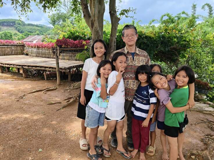 帰りを惜しむ子供達と、再会を約束してまいりました