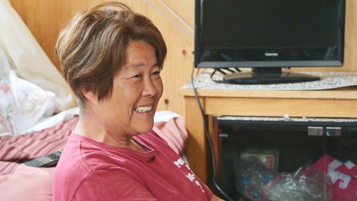 馬場農園で立ち上げる自立準備ホームのクラウドファンディングについて北海道新聞から取材を受ける代表の馬場美咲恵