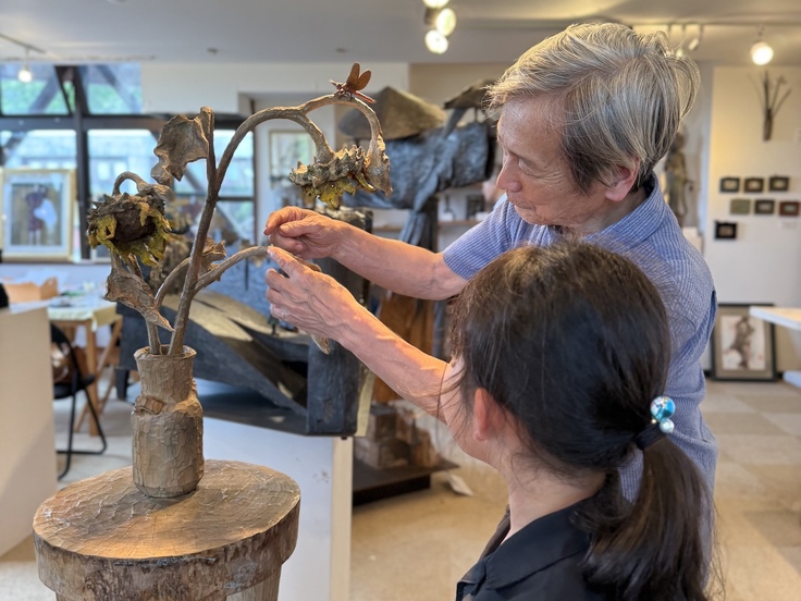 清里のギャラリーにて作品を解説する桒山賀行先生