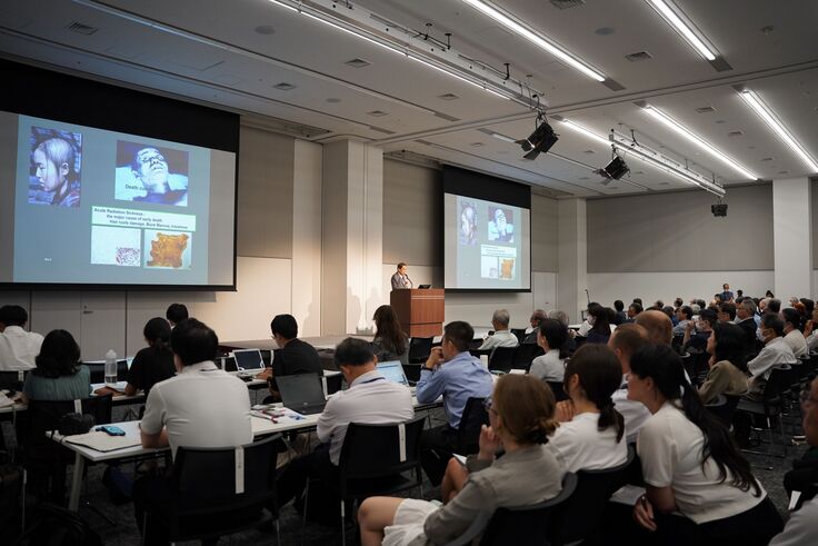 講演をする朝長万左男氏