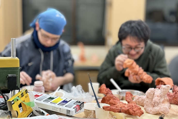 盲学校生徒作品を仕上げる様子