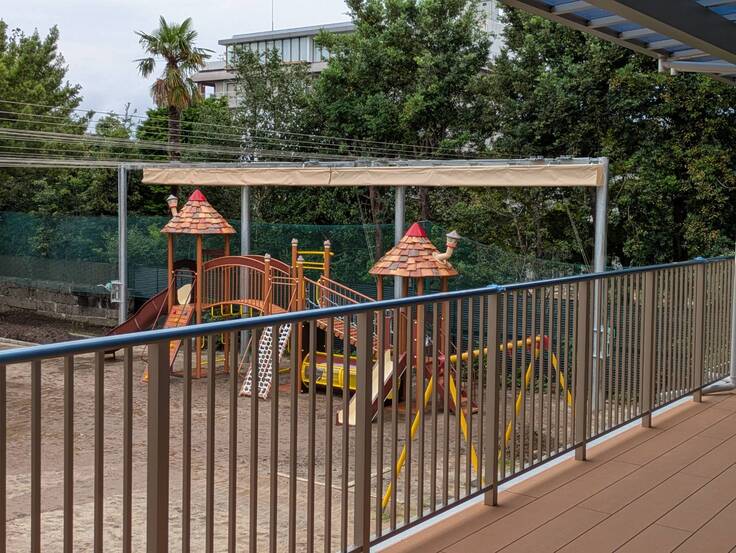 2025年8月9日 大型遊具設置直後の九州音楽幼稚園 遊具上部に遮光ネット 手前は増設したウッドデッキ