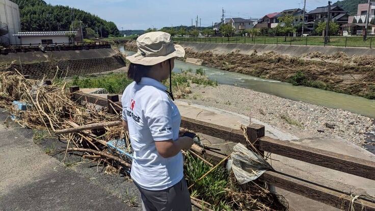 氾濫後の川と周辺の様子（2025年8月13日撮影、熊本県玉東町）