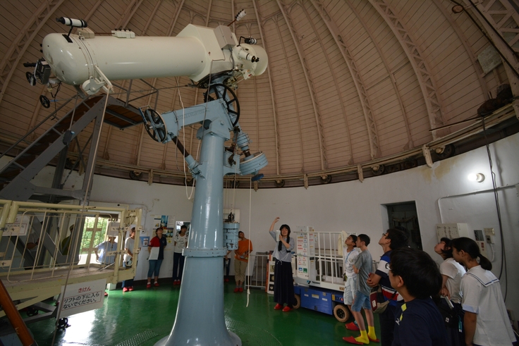 本館45cm屈折望遠鏡の見学風景
