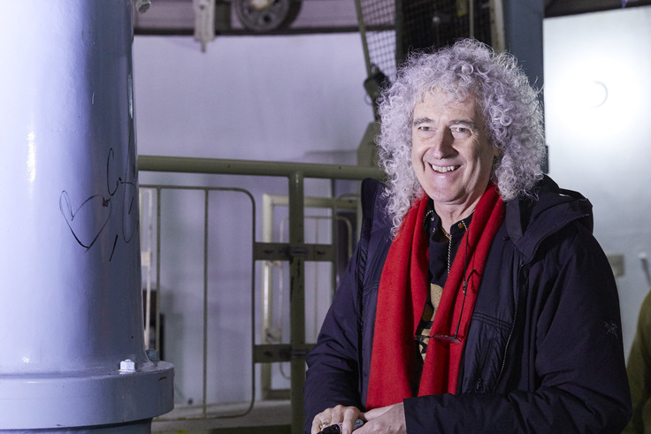 花山天文台本館45cm屈折望遠鏡とブライアン・メイ博士