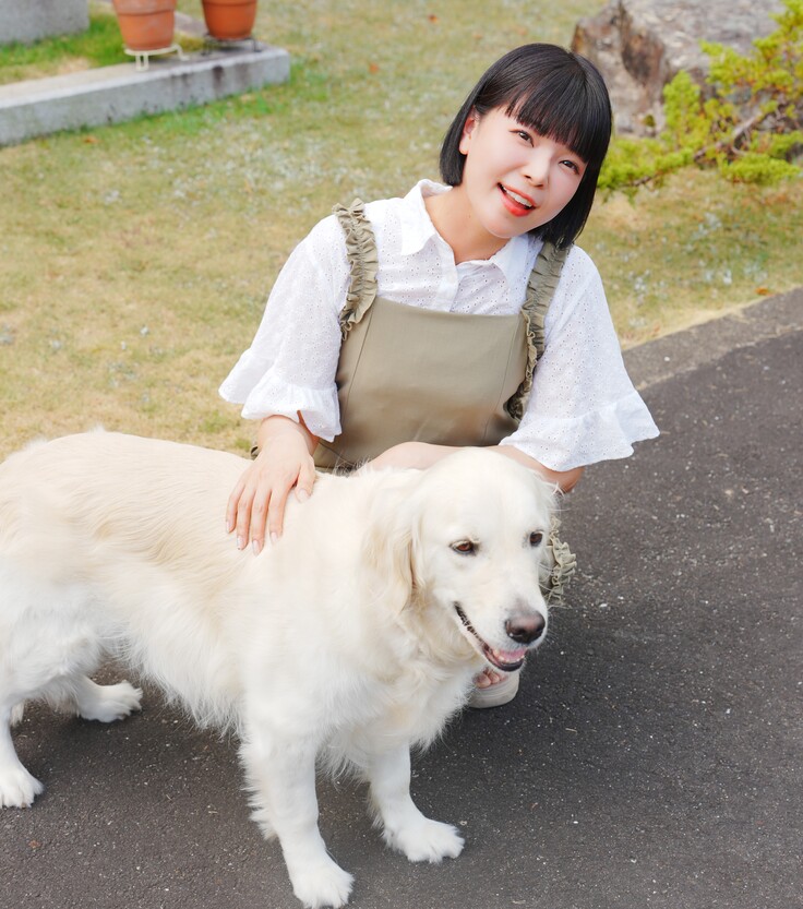 当協会のPR犬マギーを撫でながらにっこり笑顔の彩羽真矢さん