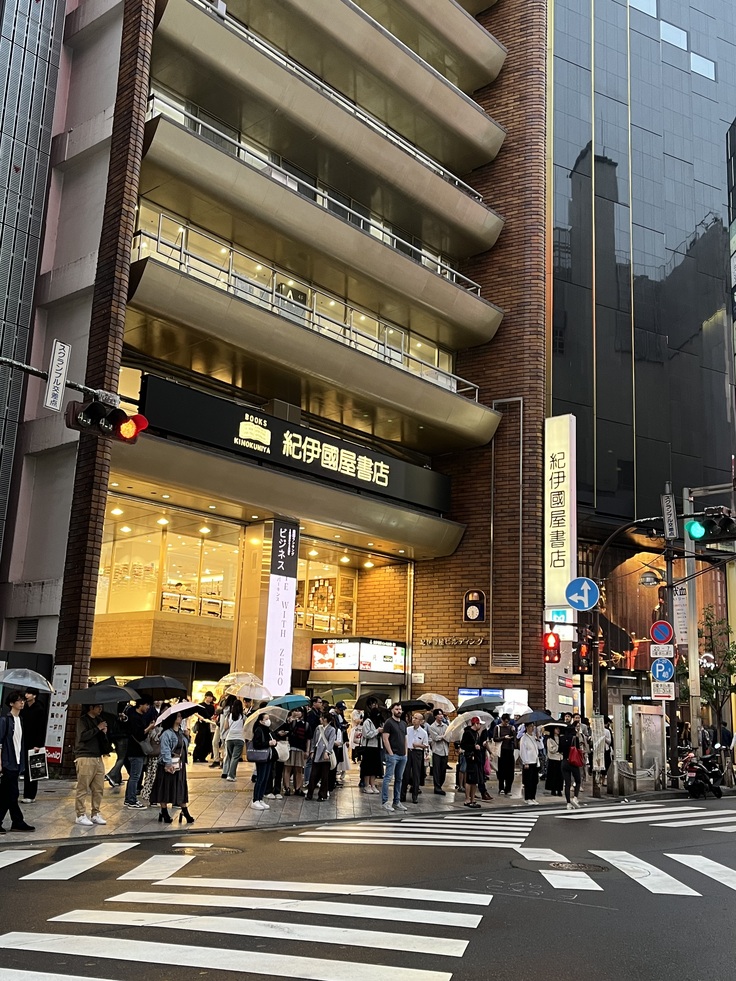 在社中、月9原作『競争の番人』の帯や、本屋大賞受賞作『汝、星のごとく』の公式ポスターにコメントを寄稿しています。