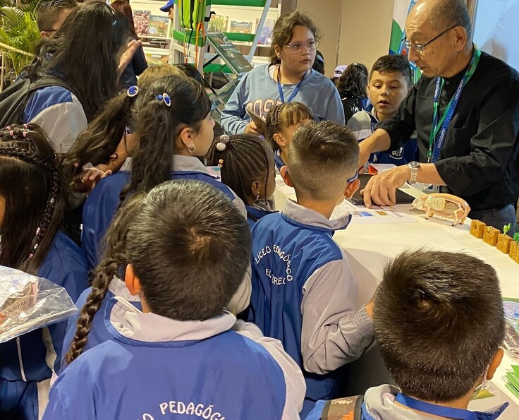 子どもたちに「植物の変異」について話しているところ。