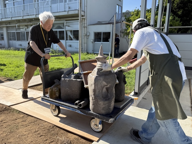 台車で大型作品を移動する西村陽平先生・川島史也先生