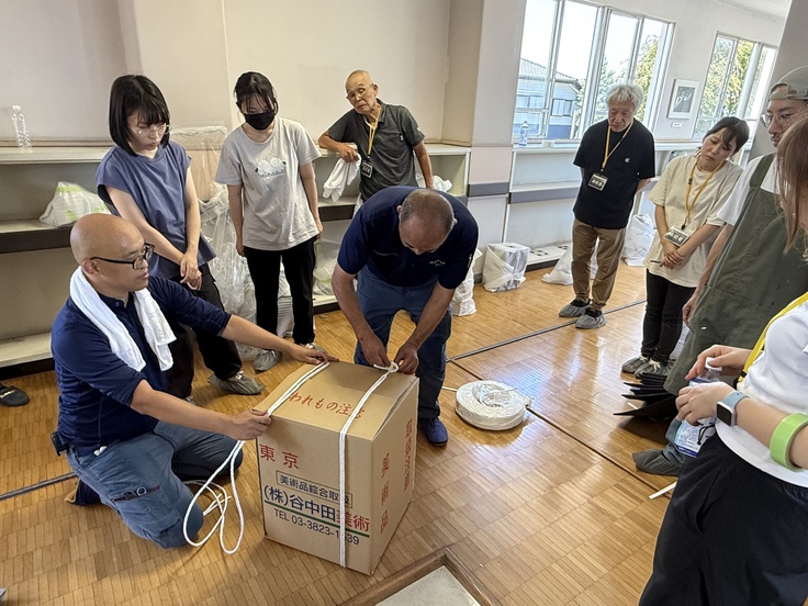 箱の作り方をレクチャーする谷中田美術のお二人