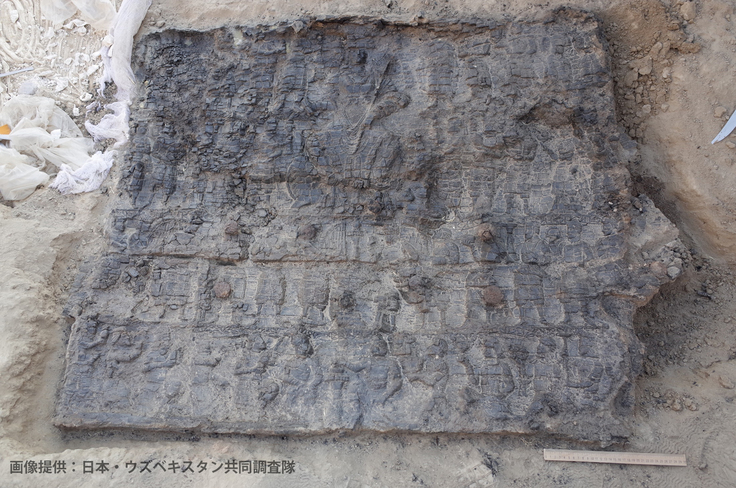 出土直後の木彫板