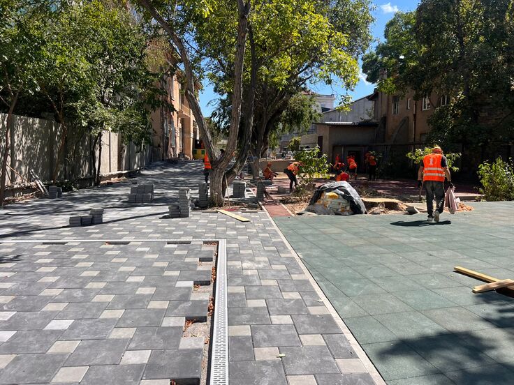 舗装タイルとゴムタイルの設置が進んでいます。　2025年8月26日、ウクライナ・オデーサにて