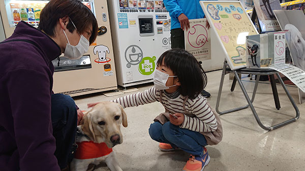 募金活動の様子、その５