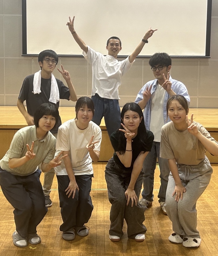 真ん中から左側が舞台運営、右側が記録、前列真ん中2人がチーフ