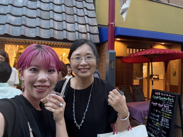 （左　アンバサダーまこちゃん　右　運営委員　小田川華子さん）