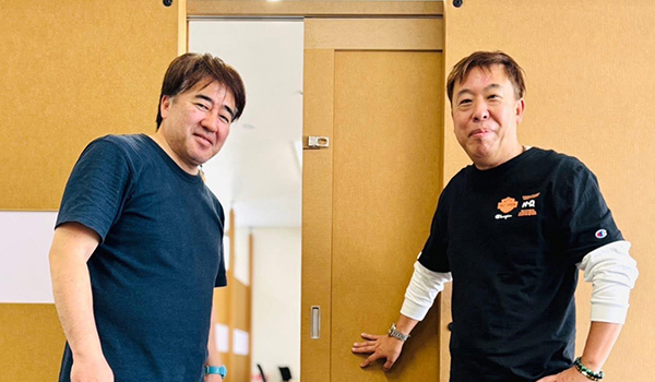 ドアの前に立つ男性2人