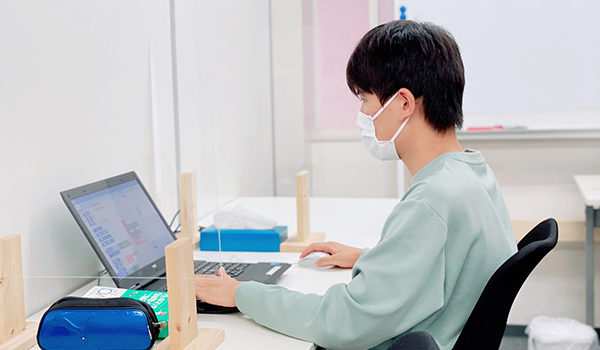 パソコンで仕事をする男性