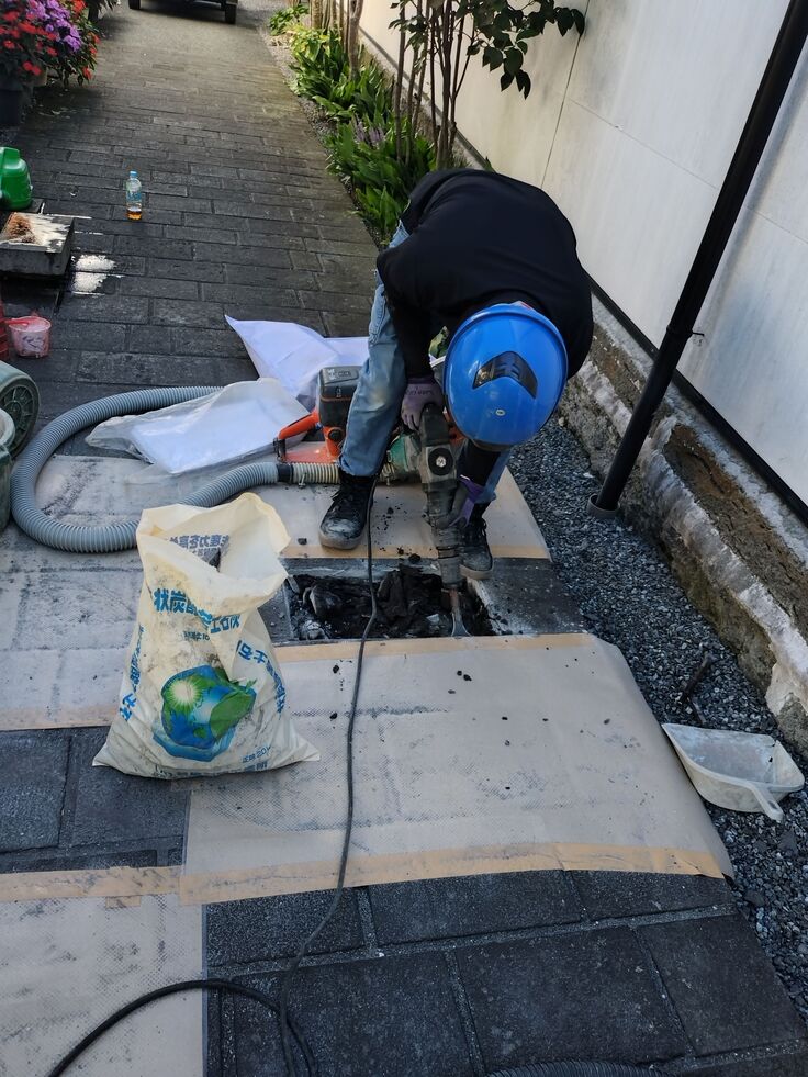 破損した石畳を剥がします