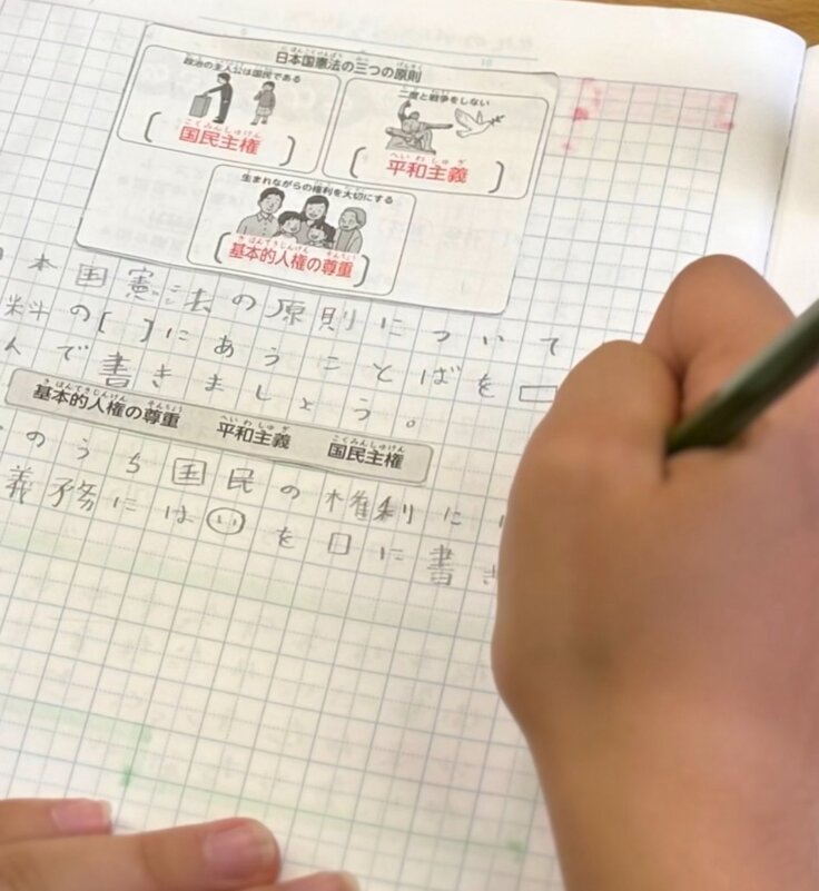 日本国憲法について学ぶクルドの子ども