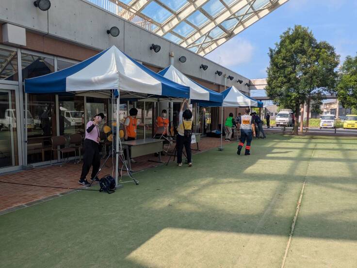 運営を担う社協のスタッフと一緒に吉田町の災害ボランティアセンターの設営を手伝う