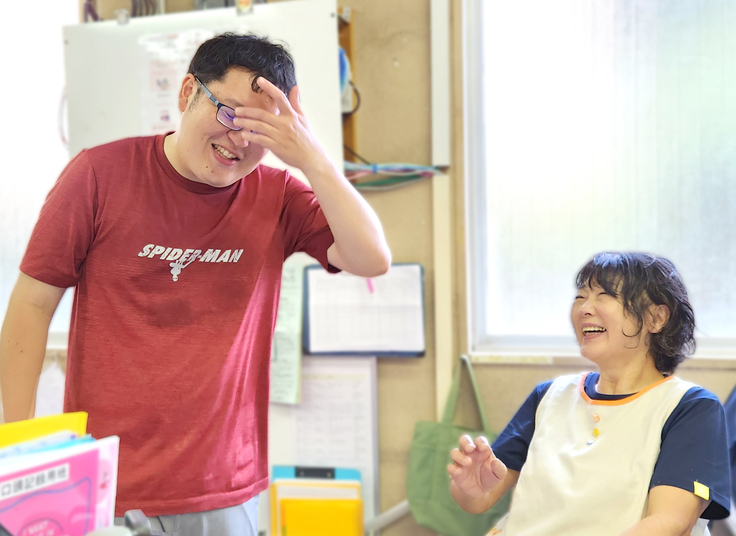 臨床心理士さんと楽しくおしゃべり。こういう時間がチームワークには大切です。