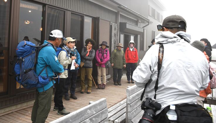 ライチョウ観察のマナーをガイドさんから教えてもらいます